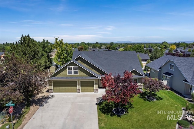 view of front of property featuring a front lawn and a garage