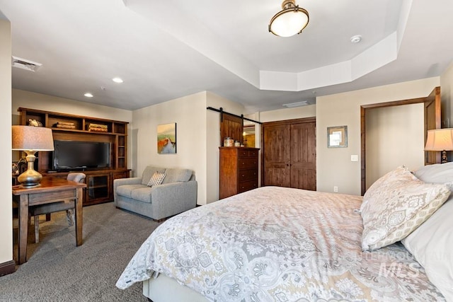 bedroom featuring carpet flooring, a barn door, a closet, and recessed lighting