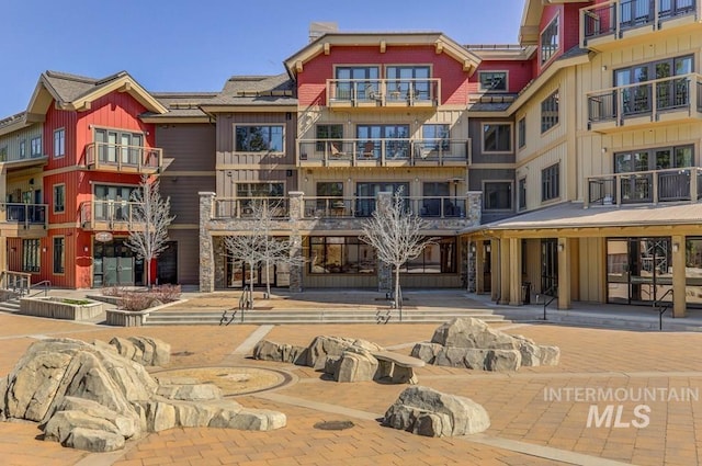 view of apartment building / complex