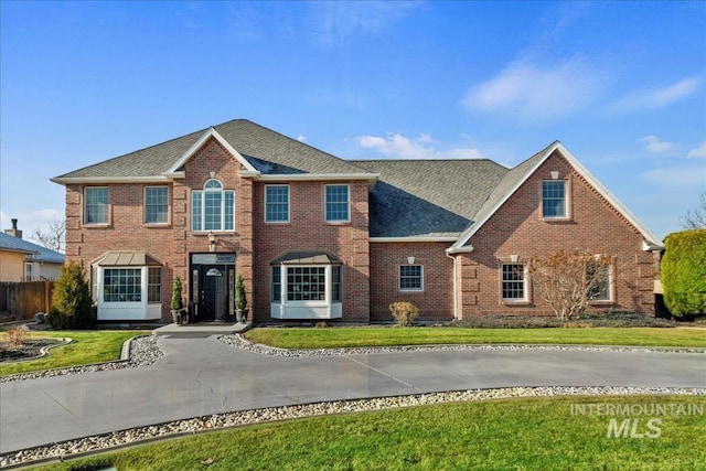 view of front of property with a front yard