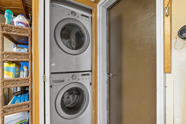 3404 Chukar Ln, Clarkston, WA 99403 - laundry area featuring stacked washing machine and dryer