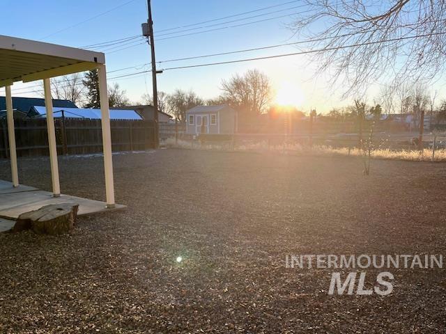 view of yard at dusk