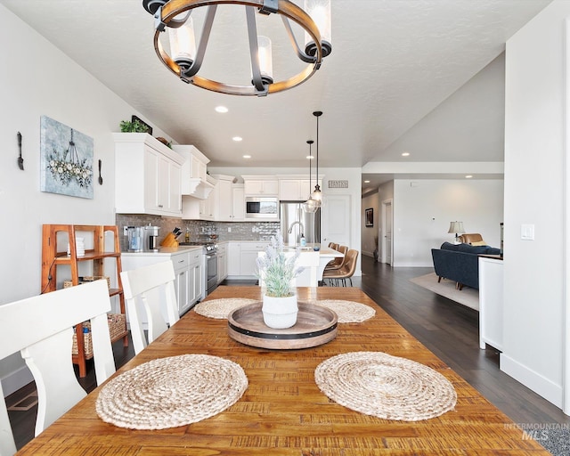 dining space featuring an inviting chandelier, recessed lighting, dark wood-style floors, and baseboards