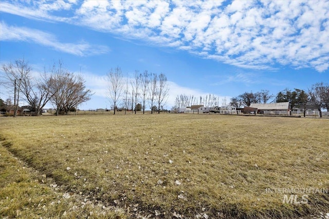 view of yard featuring a rural view