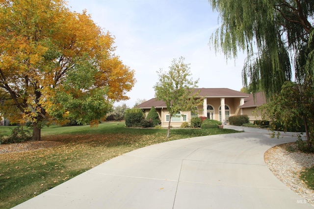 view of front facade featuring a front lawn