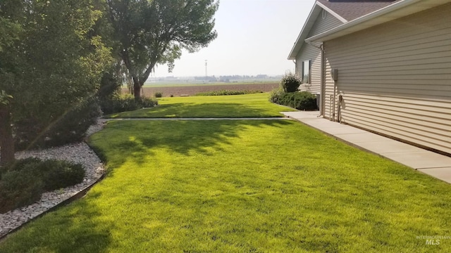 view of yard with a rural view