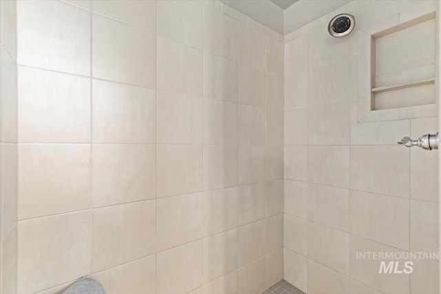 bathroom featuring tiled shower