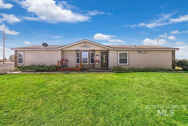 view of front of house featuring a front lawn