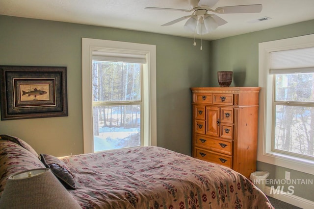 bedroom with ceiling fan