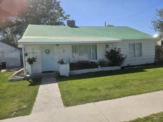 207 N Main St, Homedale, ID 83628 - view of front of property featuring a chimney and a front lawn