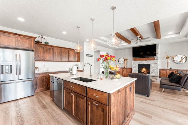 1670 Mary Hill Ave, Middleton, ID 83644 - kitchen with stainless steel appliances, a sink, light wood-style floors, a ceiling fan, and recessed lighting