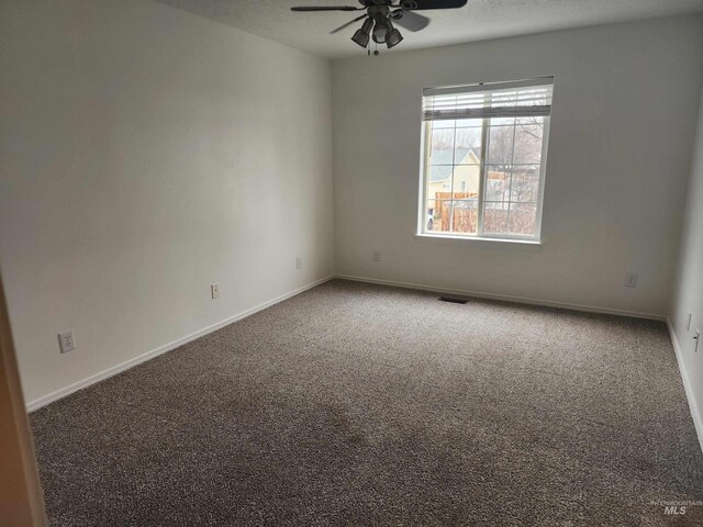 carpeted empty room featuring ceiling fan