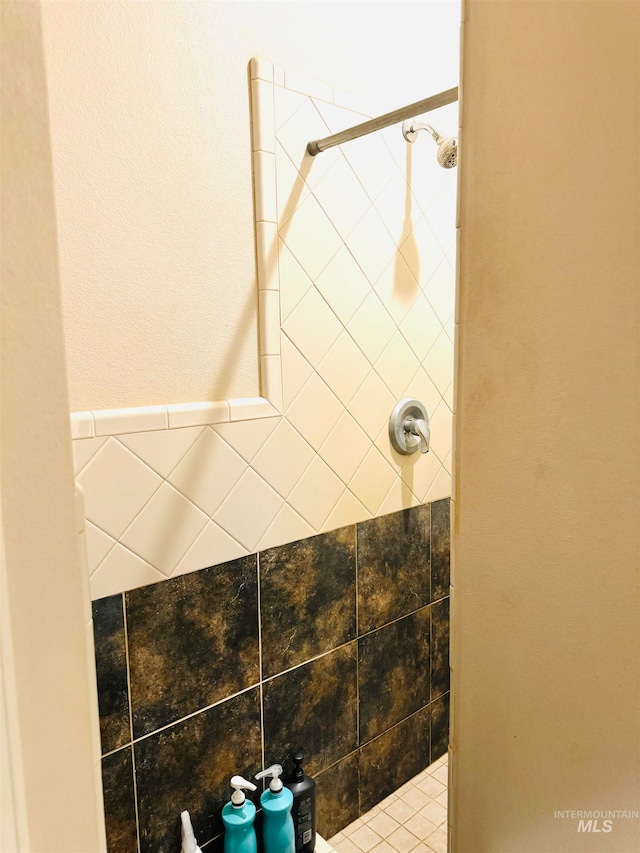 bathroom with a tile shower