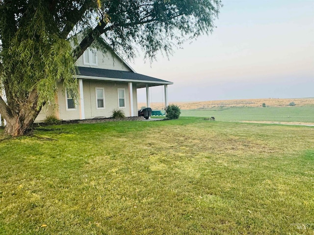 view of yard featuring a rural view