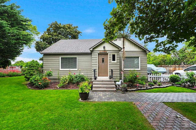 view of front facade featuring a front lawn