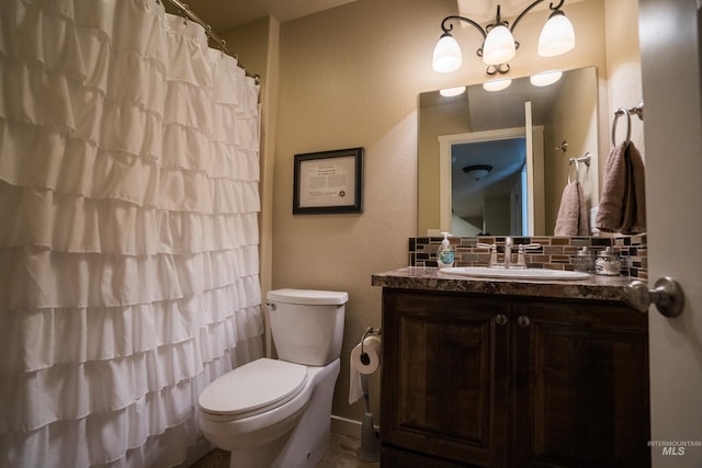 bathroom featuring a shower with curtain, toilet, a chandelier, decorative backsplash, and vanity