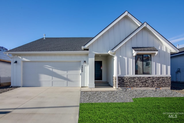 view of front of property featuring a garage