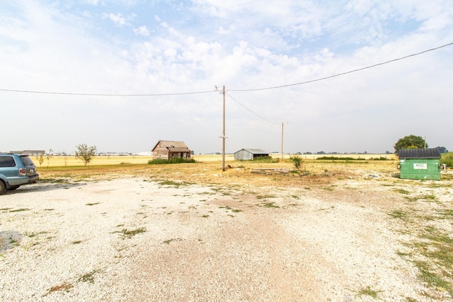 view of yard featuring a rural view