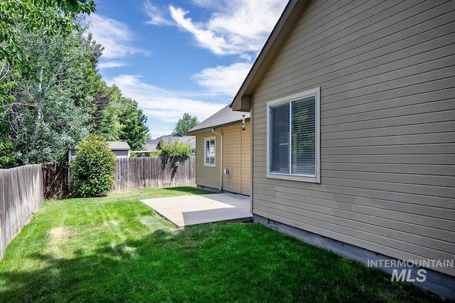 view of yard featuring a patio area