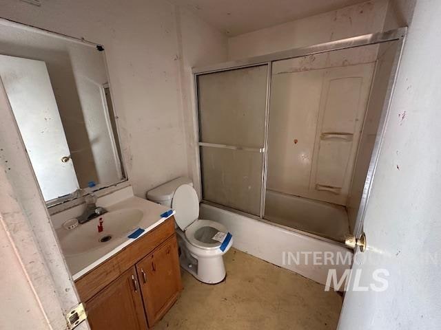 full bathroom featuring vanity, toilet, and enclosed tub / shower combo