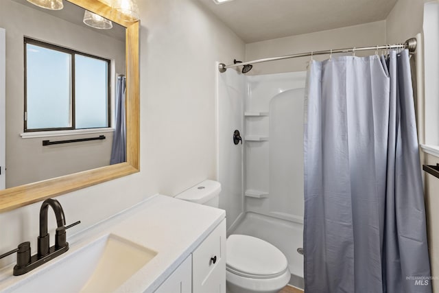 bathroom featuring a shower with curtain, vanity, and toilet