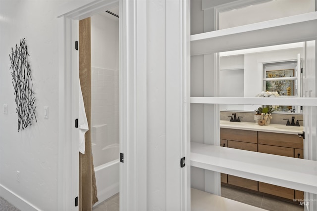 kitchen with visible vents, decorative backsplash, stainless steel appliances, open shelves, and a sink