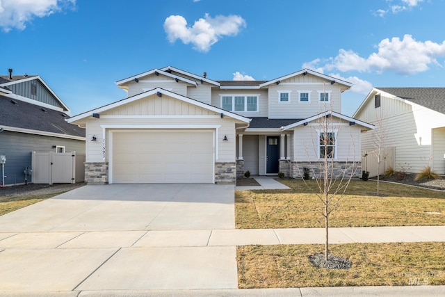 craftsman house with a garage and a front lawn