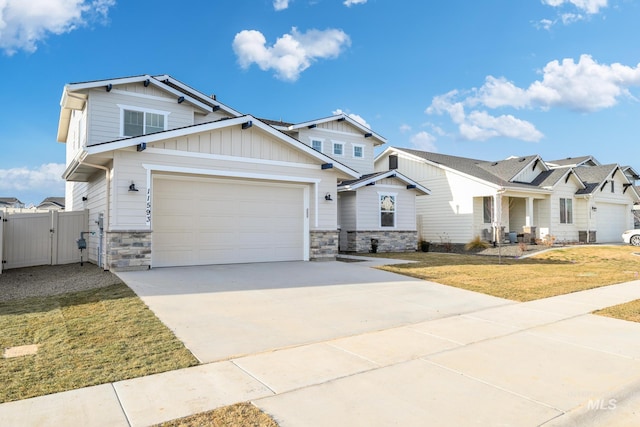 craftsman-style house featuring a front lawn