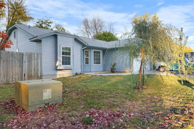 view of front facade featuring a front yard