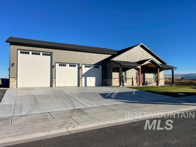 view of front of home featuring a garage and a front lawn