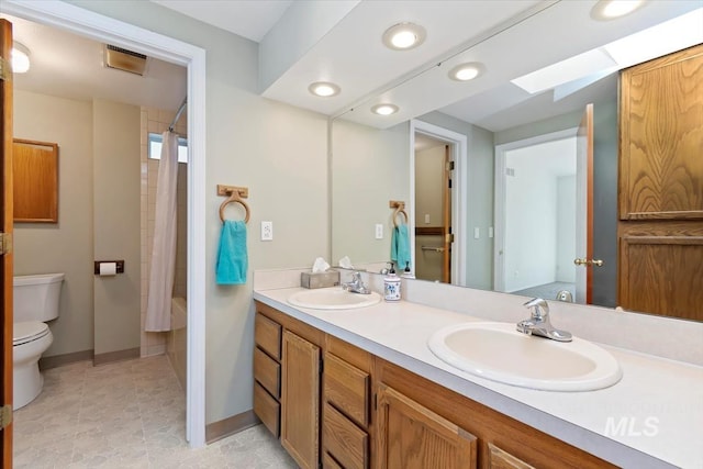 975 W Meander Ct, Eagle, ID 83616 - bathroom with toilet, double vanity, a skylight, recessed lighting, and baseboards