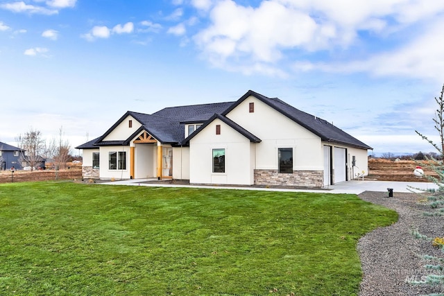 view of front facade featuring a front lawn and a garage