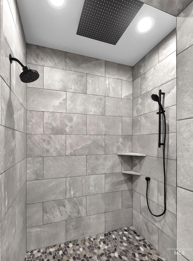 interior details with a tile shower