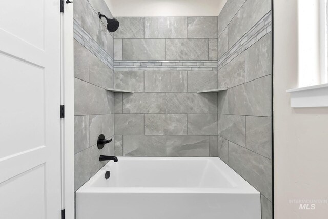 bathroom with tiled shower / bath combo