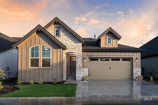 view of front facade featuring a garage