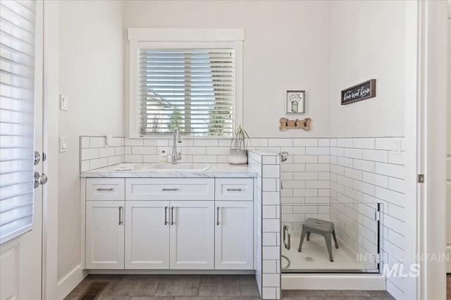 full bath with visible vents and vanity