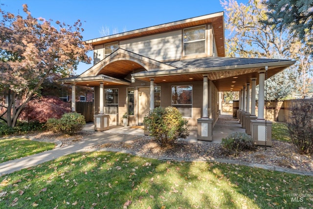 view of front of property featuring a front yard and covered porch