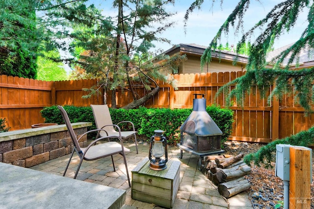 1390 E Prohaska Ct, Eagle, ID 83616 - fenced backyard with a patio area