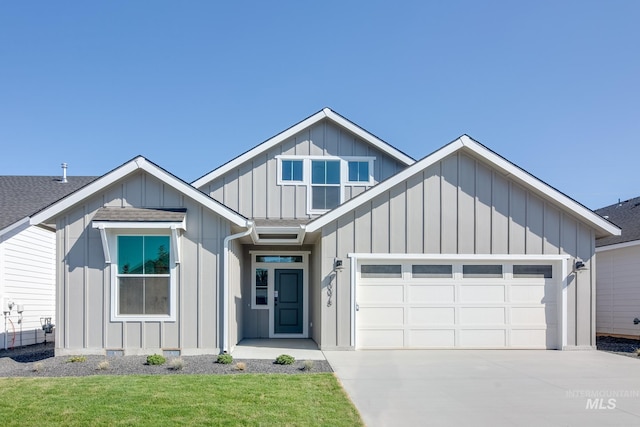 view of front facade featuring a garage and a front lawn