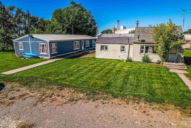 view of front of property featuring a front yard