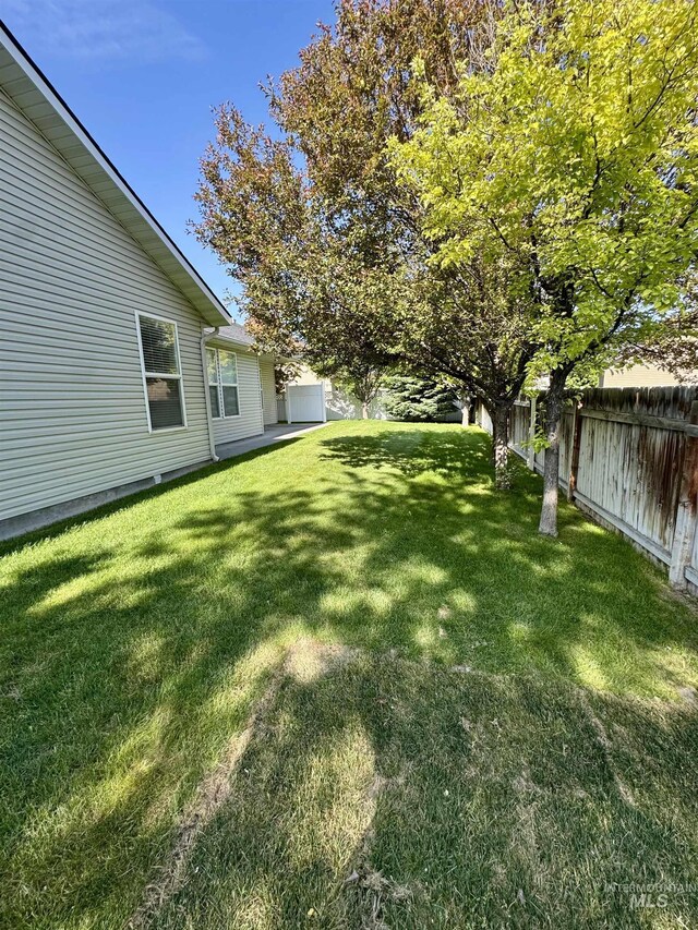 2577 Longbow Dr, Twin Falls, ID 83301 - fenced backyard featuring a garage