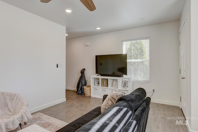 living area with recessed lighting, light wood-type flooring, baseboards, and a ceiling fan