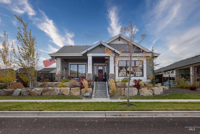 craftsman-style house featuring a front lawn