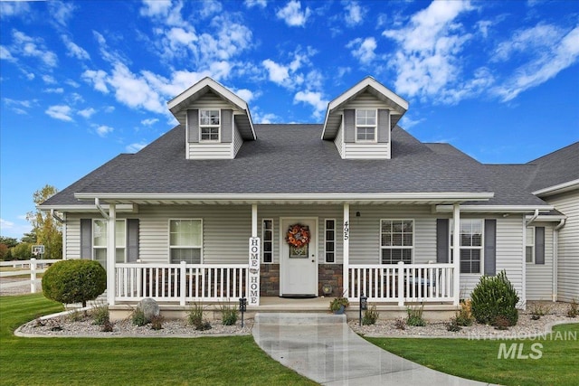 view of front facade featuring a front yard and a porch