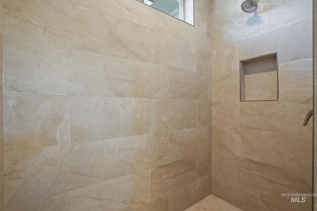 bathroom featuring a tile shower