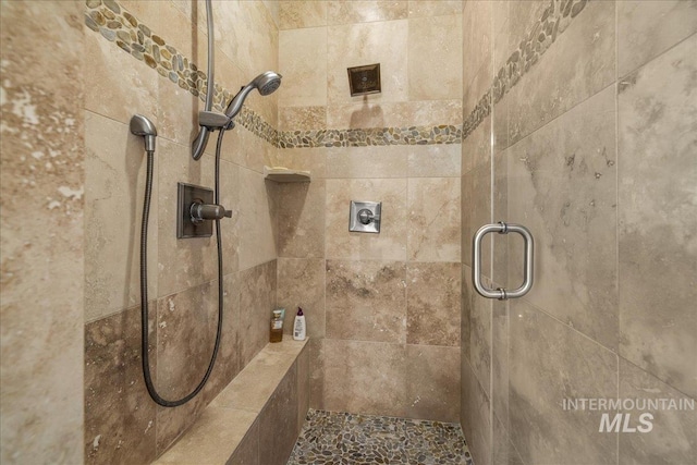 bathroom featuring a tile shower