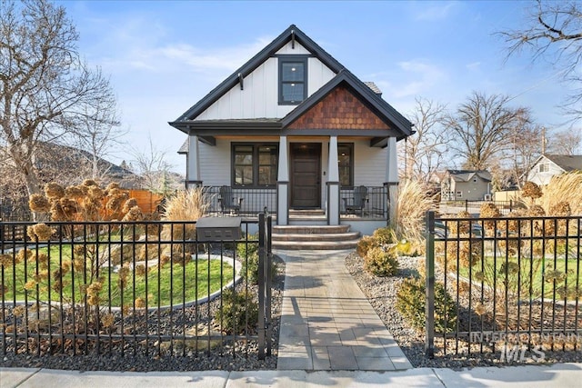 view of front of property featuring a porch