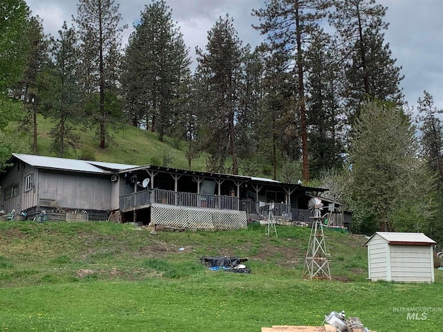 view of yard with a storage unit