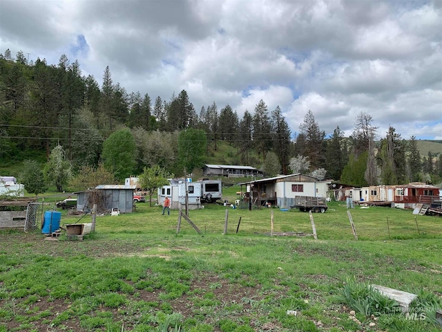 view of yard with a shed