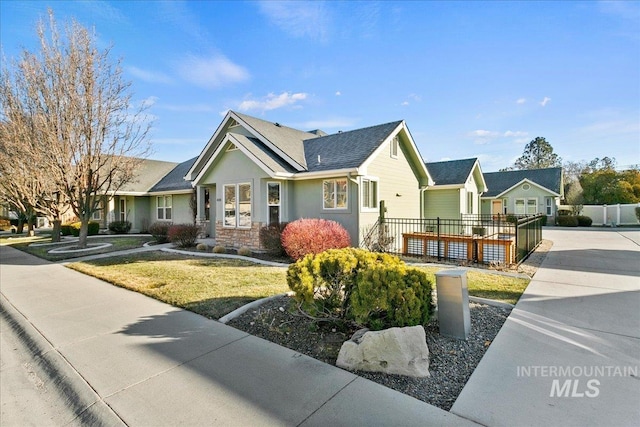 craftsman inspired home featuring a front lawn